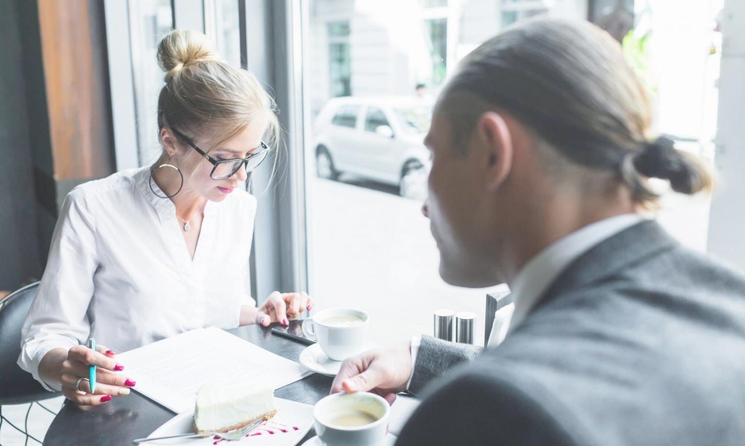 Équipe d'analystes travaillant sur des modèles financiers complexes